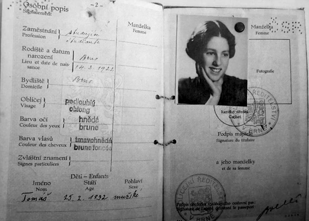Cestovní pas Friedl Löw-Beerové se jménem bratra vydávaného za jejího syna.