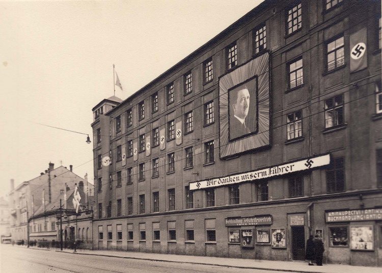 Továrna Gebrüder Schoeller vyzdobená u příležitosti vzniku protektorátu, březen 1939. Foto © Archiv města Brna