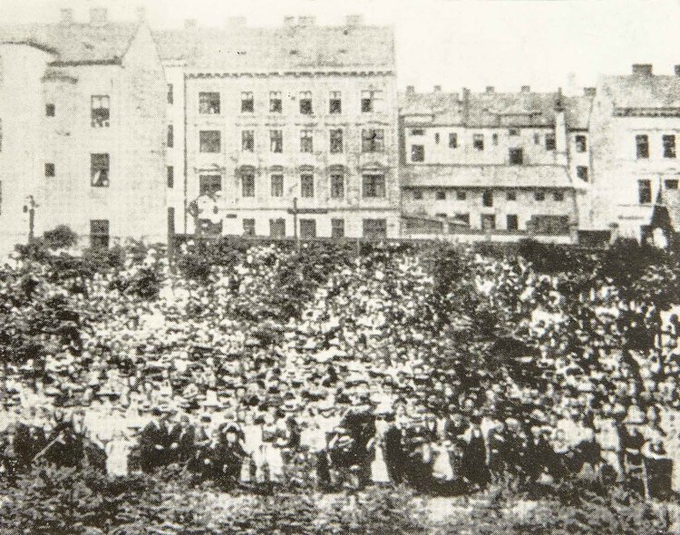 Stávkující textilní dělníci v zahradě Dělnického domu, 1899.  Foto © AMB