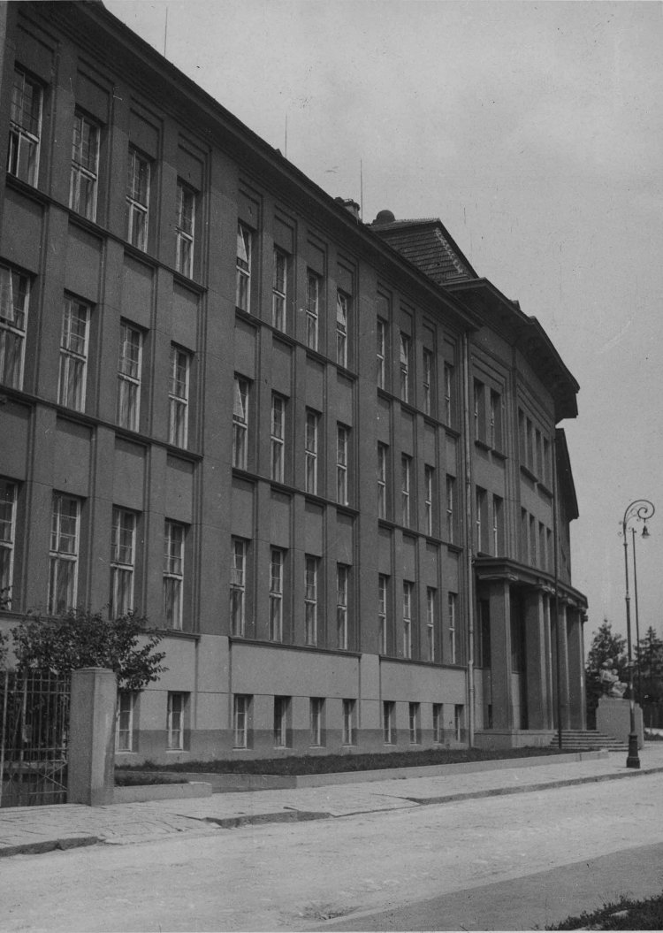 Shromaždiště na Merhautově ulici (dnes Základní škola Merhautova). Foto 2x © Archiv města Brna