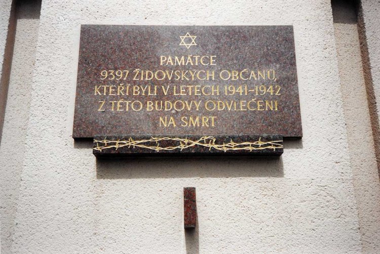 Pamětní deska na budově někdejšího shromaždiště. Foto © Jaroslav Klenovský.