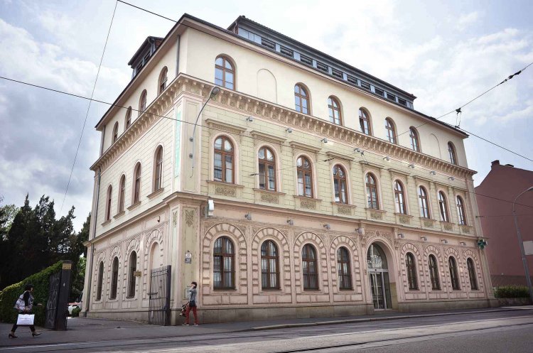 Budova původního Židovského gymnázia na Hybešově ulici 43. Foto © VRN