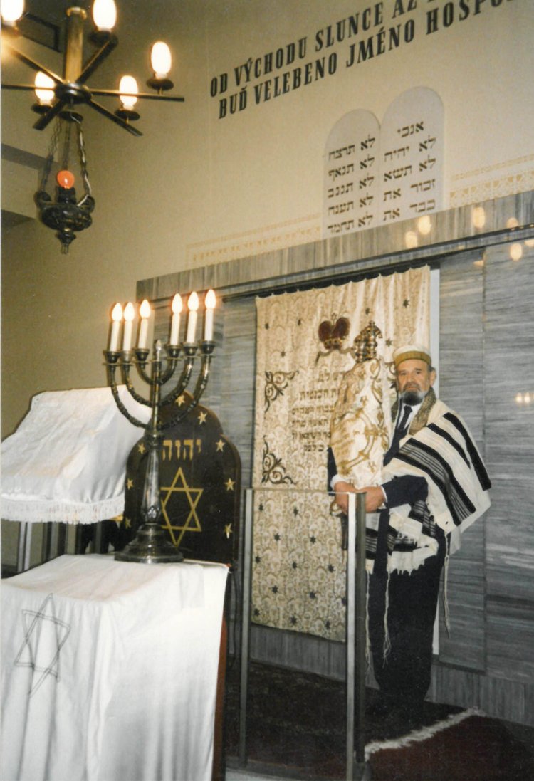 Vrchní kantor Arnošt Neufeld s tórou před svatostánkem v synagoze (1997). Foto © Jaroslav Klenovský.