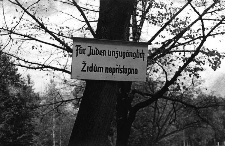 Cedulka upomínající na zákaz vcházení do parku Lužánky pro všechny Židy během nacistické okupace. Foto 2x © Sbírka Ing. Filipa