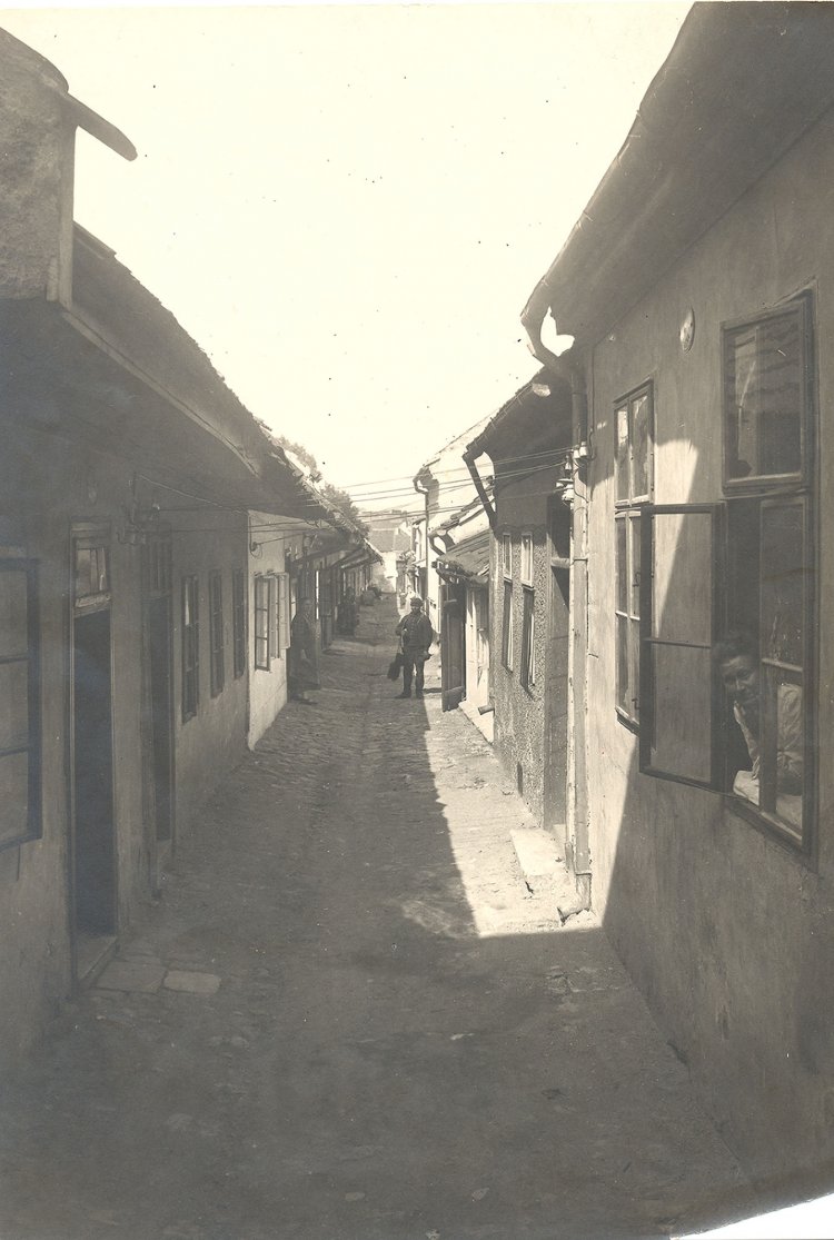Červená ulička s dělnickou kolonií, v níž se narodil Adolf Loos. Foto © Josef Kunzfeld, Archiv města Brna